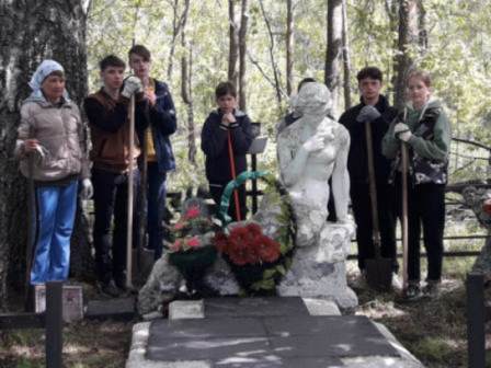 Приводим в порядок братские могилы.